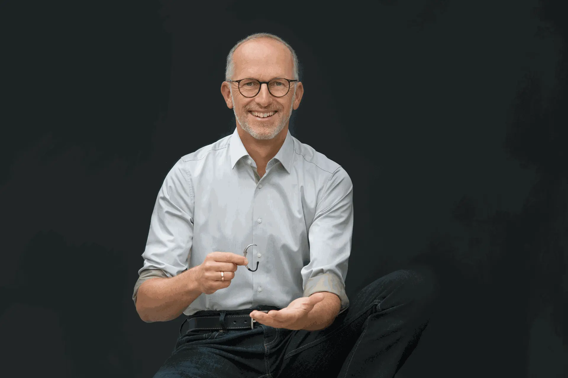 Klaus Grübl hält ForgTin Ohrbügel in seiner Hand