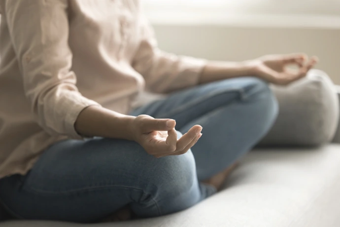 Yoga verbindet kräftigende und dehnende Bewegung, Atmung und Entspannung