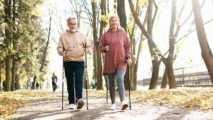 Walking und vor allem Nordic Walking sind ideale Bewegungsformen, um den gesamten Bewegungsapparat sanft zu aktivieren.