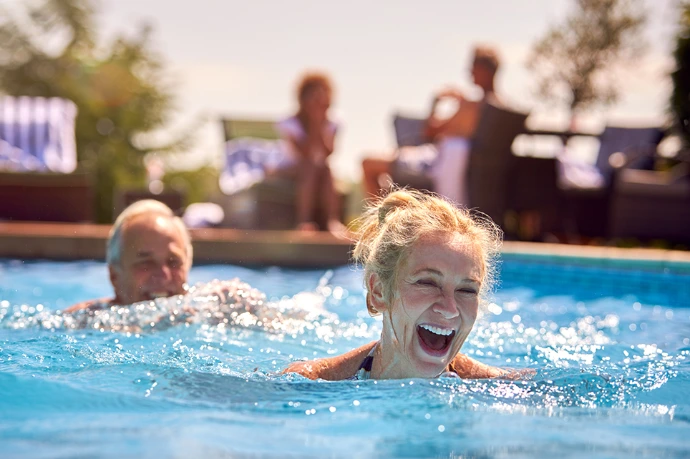 Schwimmen kann einen sehr positiven Beitrag zur langfristigen Verbesserung der Stabilität des Bewegungsapparates und des Wohlbefindens leisten
